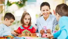 拎著皮箱在兩個家之間過周末的小孩兒