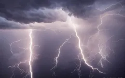 戶外遇到雷電天氣了，要遠離大樹跑到空曠的地方？