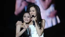 【歌手】官宣範瑋琪補位，在長沙機場與粉絲大方比心，代表作【最初的夢想】