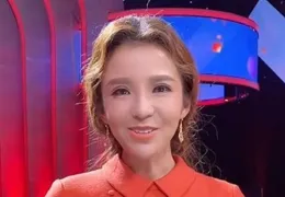 央視主持朱迅近照曝光，發絲粘連好狼狽，嘴歪眼腫引網友熱議
