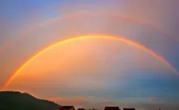 揭秘彩虹的七色密碼：陽光與水滴的魔法秀