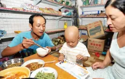 15年前，他一天打6份工救白血病兒子……如今他們怎麽樣了？