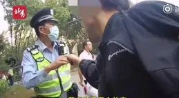醉酒男砸上千斤西瓜後續，打親人，罵民警，被刑拘，瓜農笑嘻嘻