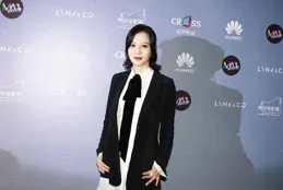 33歲周冬雨在重慶，參加電影盛典，身穿露背裝，腳踩十厘米高跟鞋