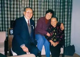 主席遊蛇山與小販攀談，被一小女孩認出，毛：我長得像主席喲