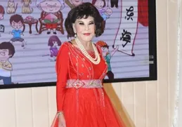 76歲徐小鳳罕見露面，穿花色上衣，精氣神很好，至今單身沒有孩子