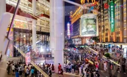 南京路步行街更旺了，上海世茂廣場也更潮了