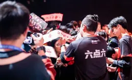 AG選手對新賽季的感受，中單裝備垃圾得沒邊，軒染吐槽新版曹操