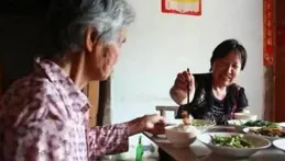 大媽逼我給她孫子讓座，不讓就踢我，我拿出證明冷笑：踹我下試試