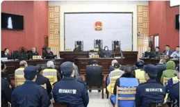 男子酒後尬舞，女友淡定旁觀，這操作絕了！