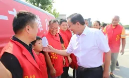 胡雷支援災區僅4天，惡心一幕上演，被圍堵欺詐，求救後警方介入