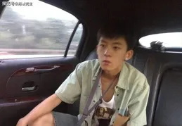 33歲鄧倫在北京，開車去幹洗店，抱著棉衣棉被，狀態還像大學生
