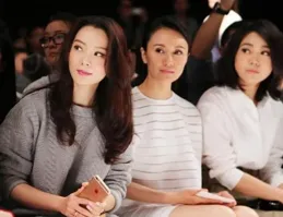 47歲袁泉參加活動被偶遇，優雅端莊又大方，身上的知性美太過迷人