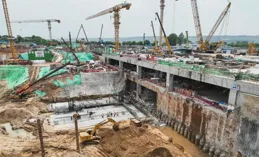 【西安東站正在加速成型】站房主體混凝土結構封頂 進入屋蓋鋼結構施工階段