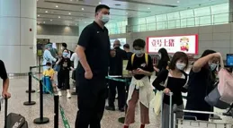 姚明父女現身浦東機場！15歲姚沁蕾身高近2公尺，戴眼鏡文靜秀氣