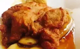 軟糯年糕吸飽肉汁，排骨啃到骨頭都嗦三遍，這道硬菜有何魅力？