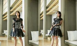 周冬雨活動造型翻車！穿十厘米高跟鞋，身材好差，看起來像初中生