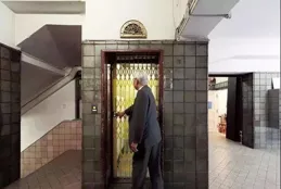 深圳一酒店浴室玻璃門破裂致住客受傷，街道辦回應