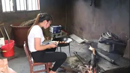 女孩火鍋店打工遭顧客偷拍侮辱，警方調解後對方戴口罩致歉，女孩媽媽：口罩是我給的，得饒人處且饒人