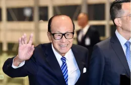 李嘉誠父子的報應來了，李澤鉅被踢出局，跪舔英美終被反噬