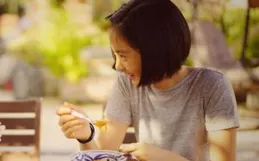 孫莉黃多多南韓逛街，母女都燙卷發，側臉一模一樣