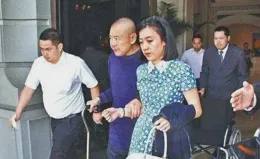 46歲甘比照顧74歲劉鑾雄太累？曬美照斷崖式衰老，頭頂白發引熱議