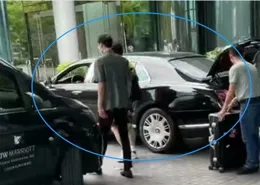 黃子韜下班被偶遇，開千萬豪車無牌照，遭圍觀後刻意搖下車窗逗留