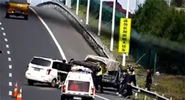 高速路行車撞上千斤頂，車主起訴高速公路管理中心索賠，法院判了